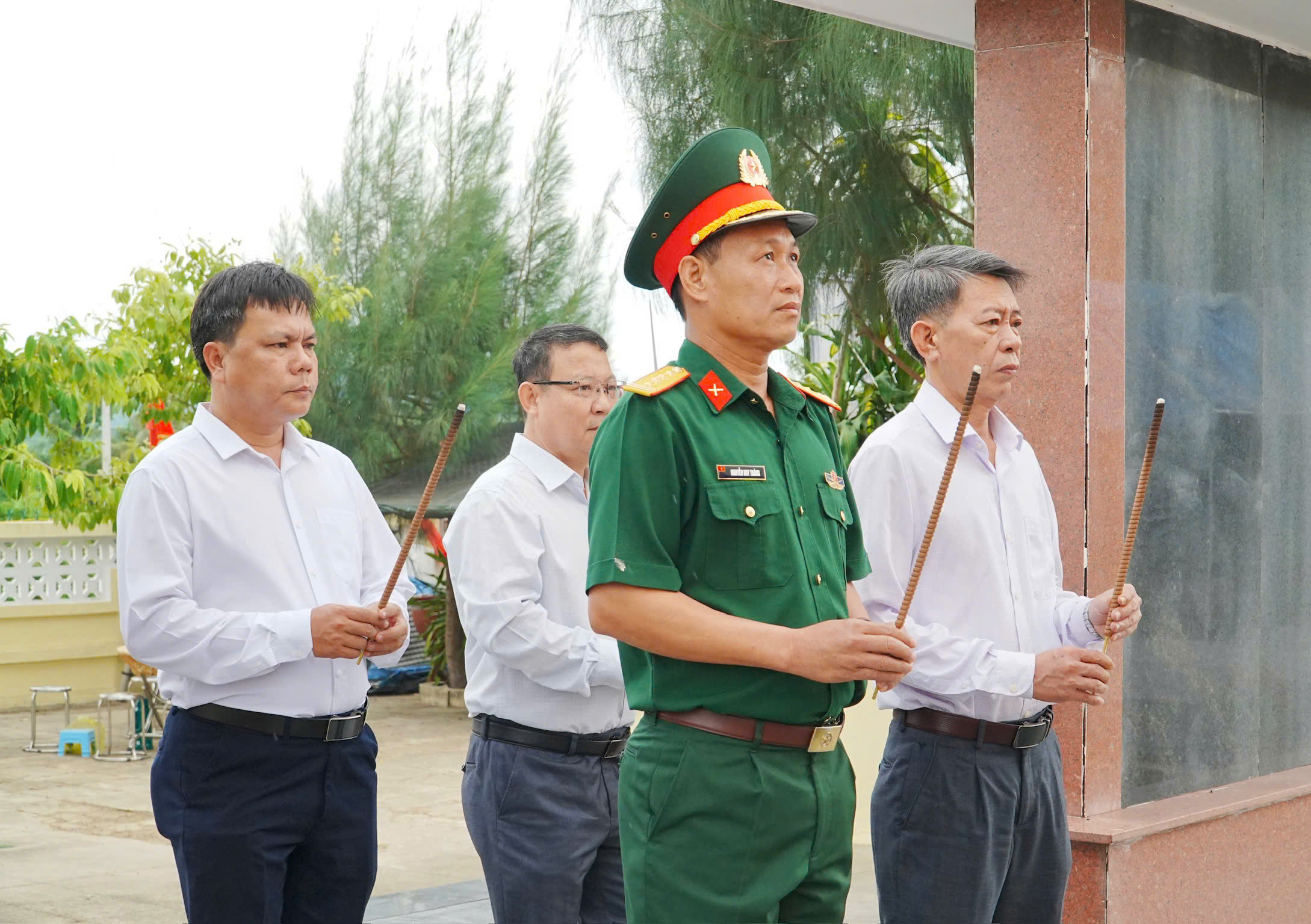 XÃ XUÂN PHƯỚC TỔ CHỨC LỄ DÂNG HOA, DÂNG HƯƠNG TƯỞNG NIỆM CÁC ANH HÙNG LIỆT SĨ VÀ LẤY MẪU HÀI CỐT LIỆT SĨ.