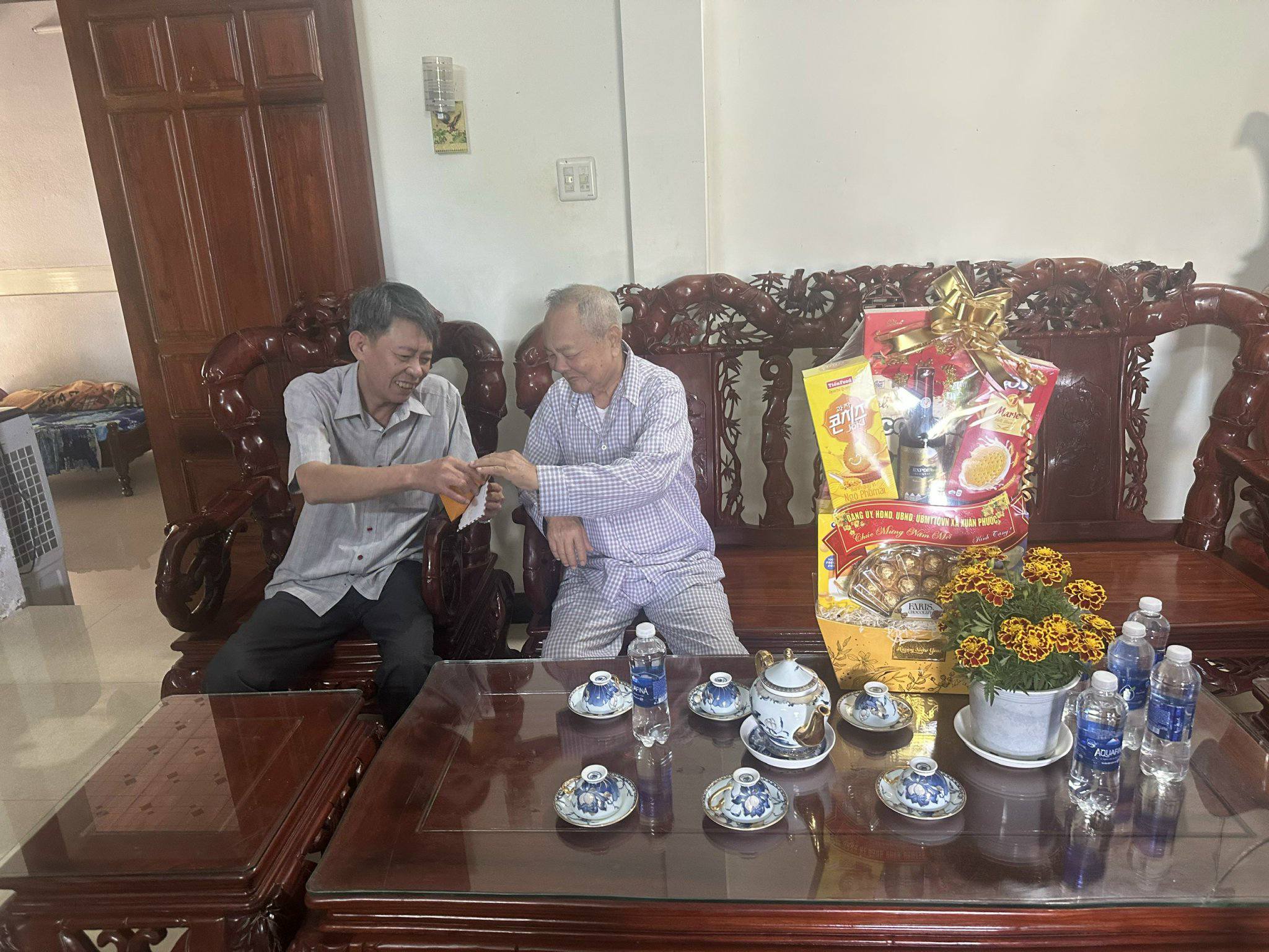 Đồng chí Bí thư Đảng ủy thăm chúc Tết các đồng chí nguyên lãnh đạo huyện