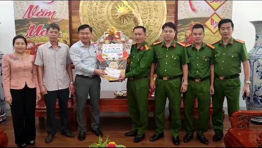 Phó Chủ tịch HĐND tỉnh Đắk Lắk Đỗ Thái Phong thăm, chúc Tết các đơn vị và gia đình chính sách