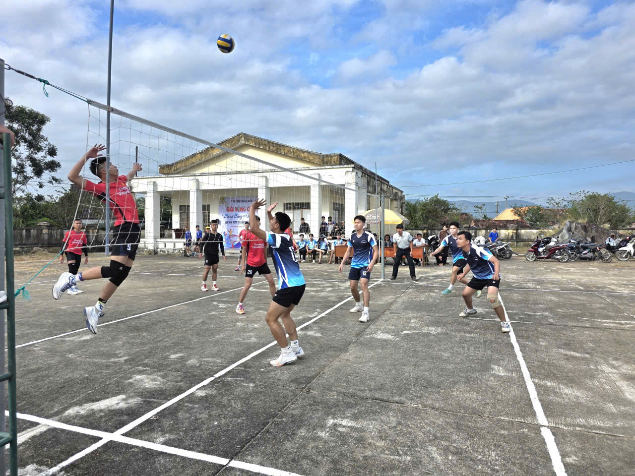 Đội bóng liên quân Phú Xuân B, trường THCS Nguyễn Hào Sự chiến thắng với tỉ số 2-0. Đội bóng thôn Phú Hội chiến thắng tỉ số 2-0 ở nội dung môn bóng chuyền nam Mừng Đảng -  Mừng Xuân Bính Ngọ Năm 2026