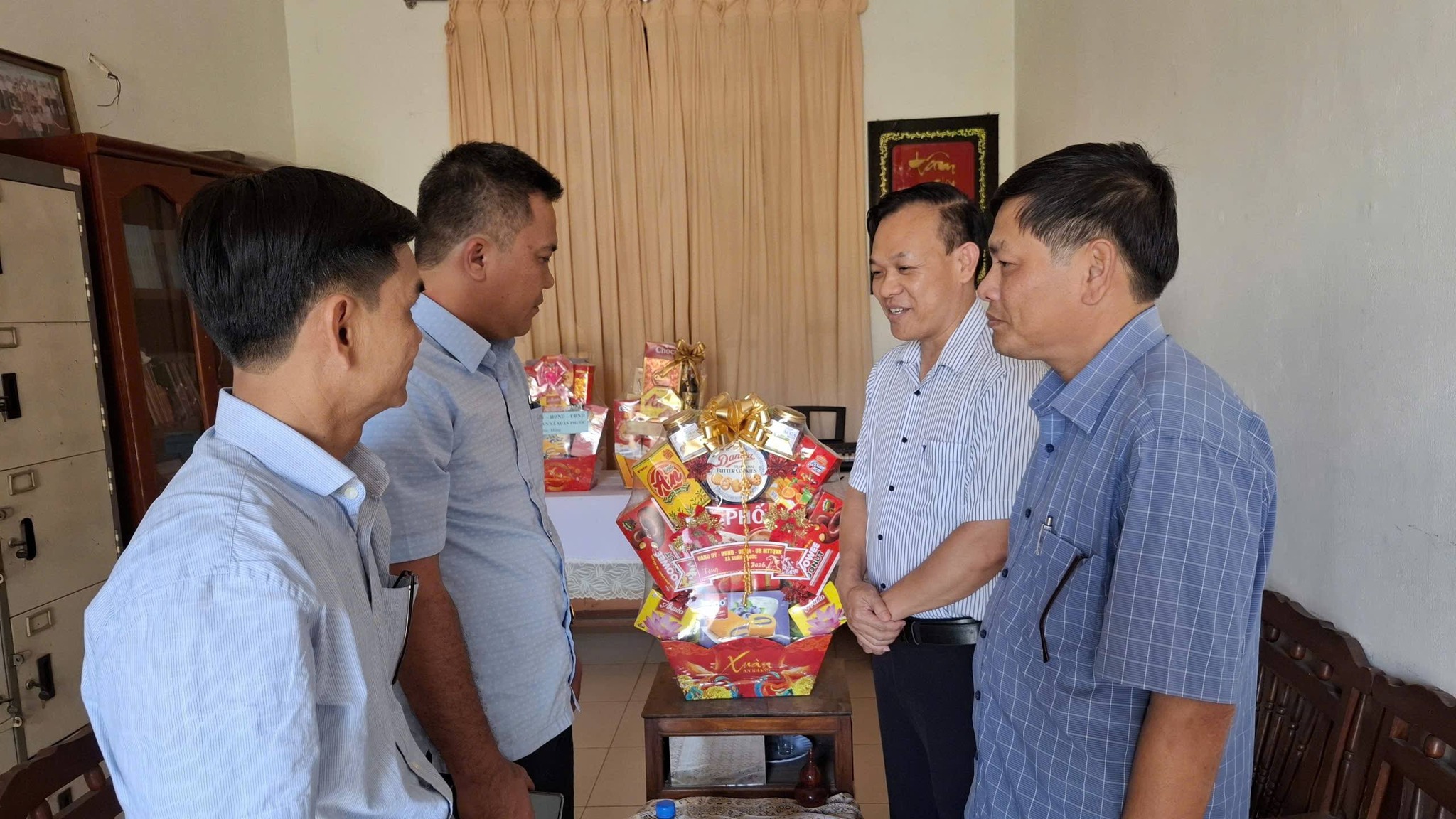 Đồng chí Phó Chủ tịch UBND xã Xuân Phước thăm chúc Tết các cơ sở tôn giáo