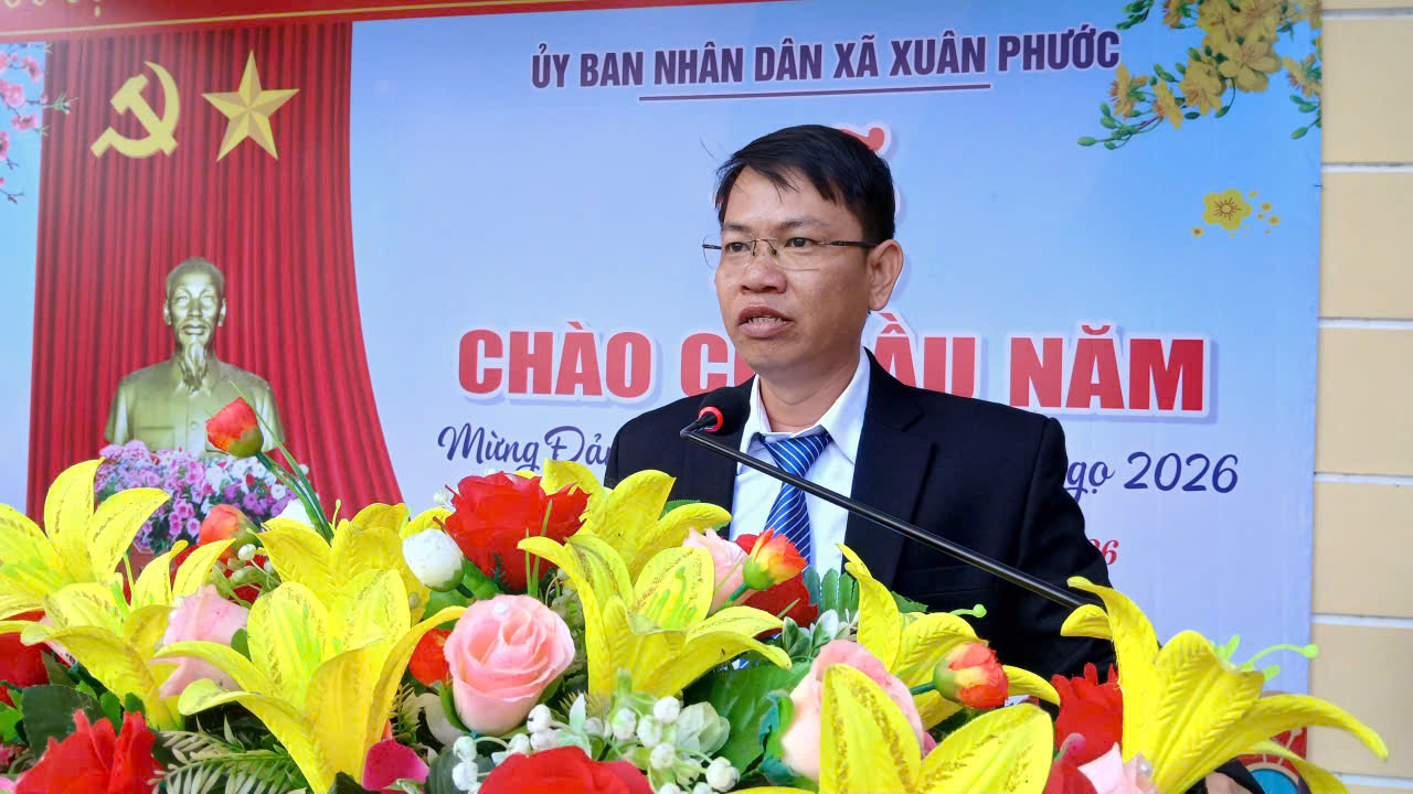 Xuân Phước tổ chức lễ chào cờ đầu năm mới và dâng hương, viếng nghĩa trang liệt sĩ
