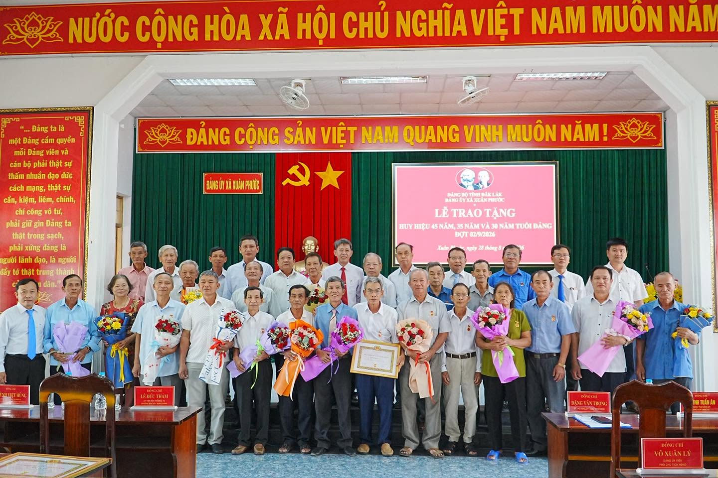 XÃ XUÂN PHƯỚC TỔ CHỨC LỄ TRAO TẶNG HUY HIỆU ĐẢNG ĐỢT 02/9/2026