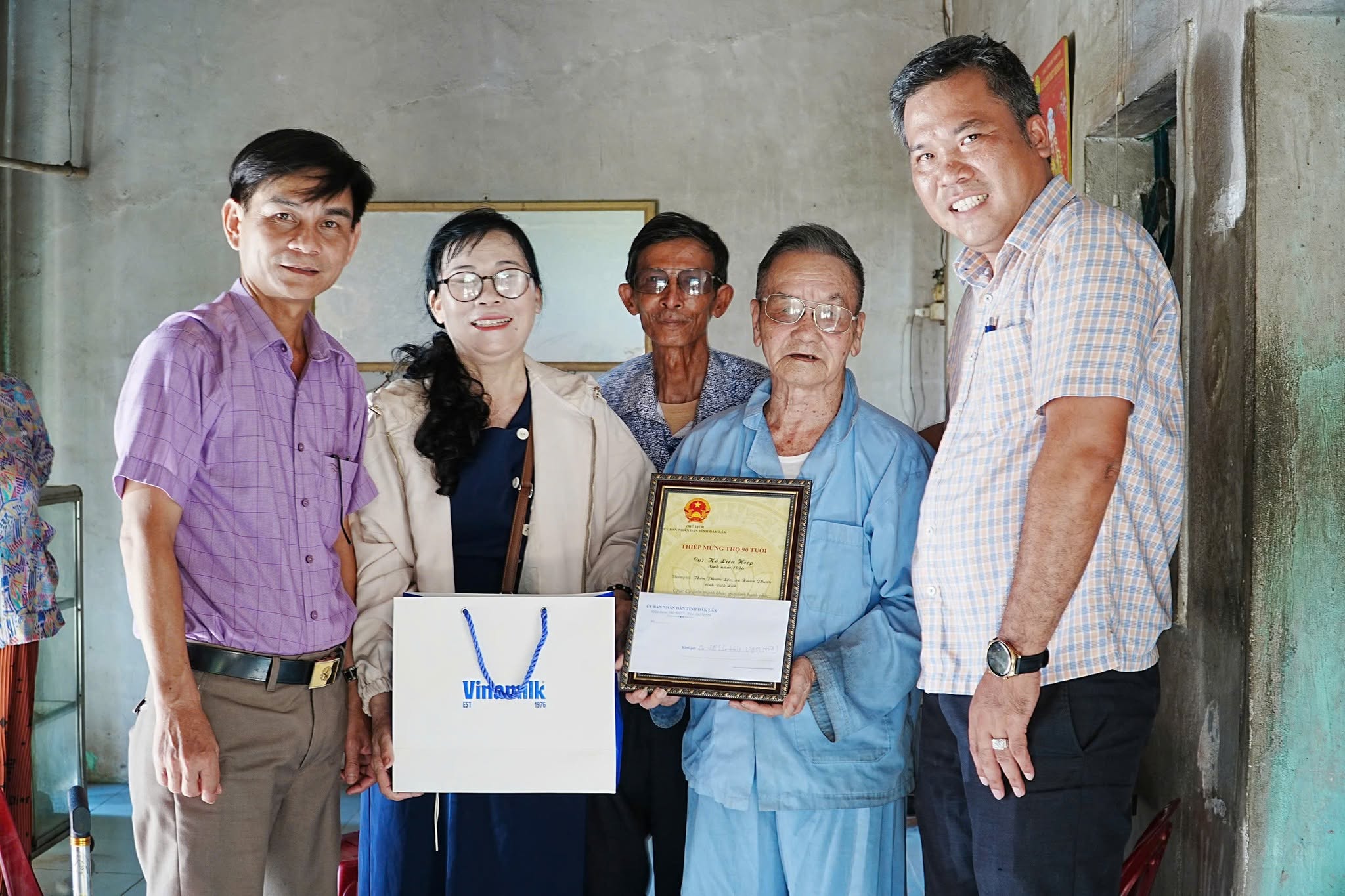 UBND xã Xuân Phước thăm, tặng quà người cao tuổi 90 tuổi và tròn 100 tuổi tại gia đình
