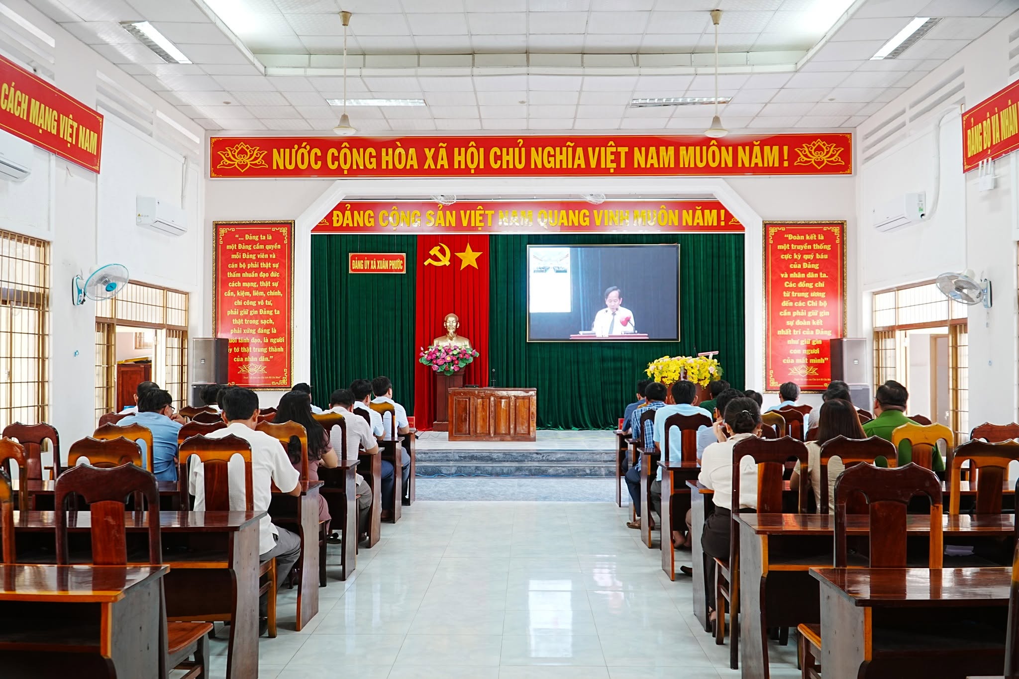 HỘI NGHỊ TRỰC TUYẾN CÔNG BỐ CÁC QUYẾT ĐỊNH VỀ CÔNG TÁC TỔ CHỨC CÁN BỘ