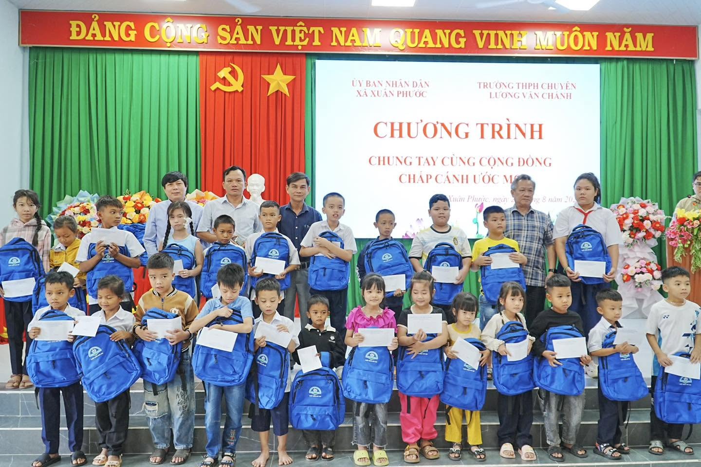 XUÂN PHƯỚC PHỐI HỢP TRƯỜNG THPT CHUYÊN LƯƠNG VĂN CHÁNH TRAO 100 SUẤT QUÀ “TIẾP SỨC HỌC SINH ĐẾN TRƯỜNG”