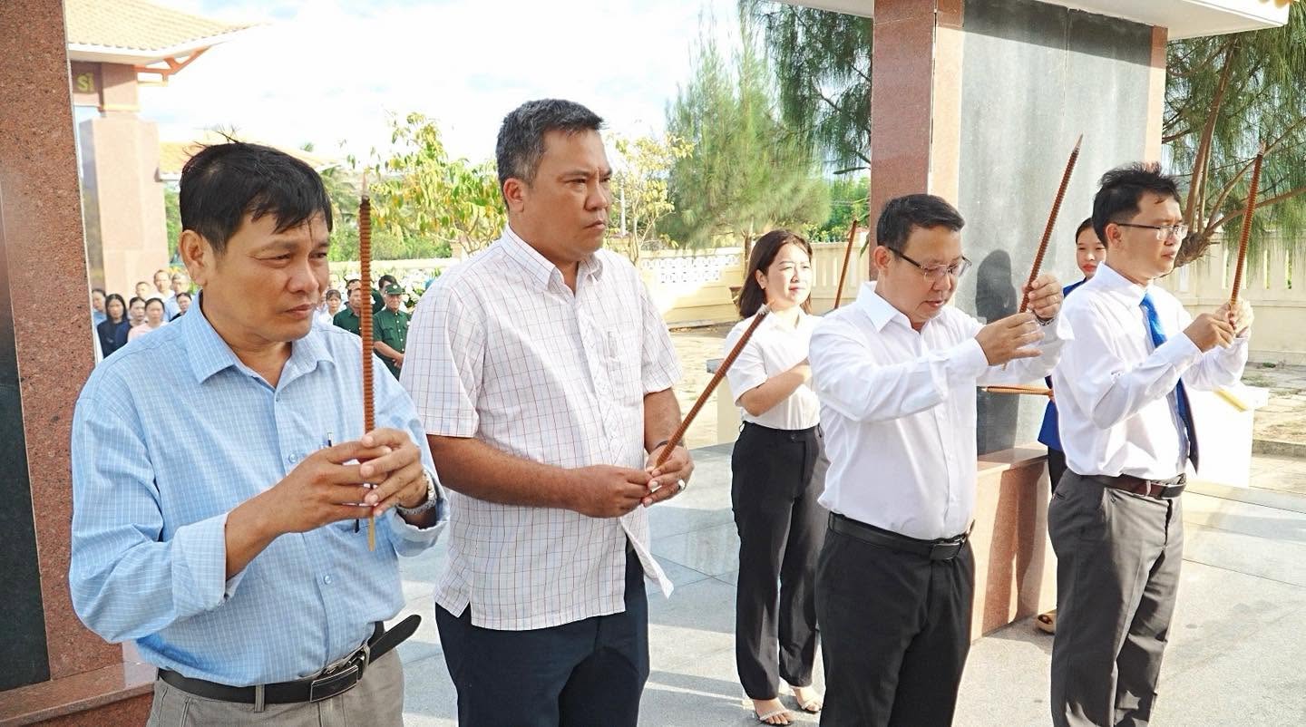 ĐẢNG UỶ - HĐND - UBND - UỶ BAN MTTQ VIỆT NAM XÃ XUÂN PHƯỚC DÂNG HƯƠNG, VIẾNG NGHĨA TRANG LIỆT SĨ NHÂN DỊP QUỐC KHÁNH 2/9
