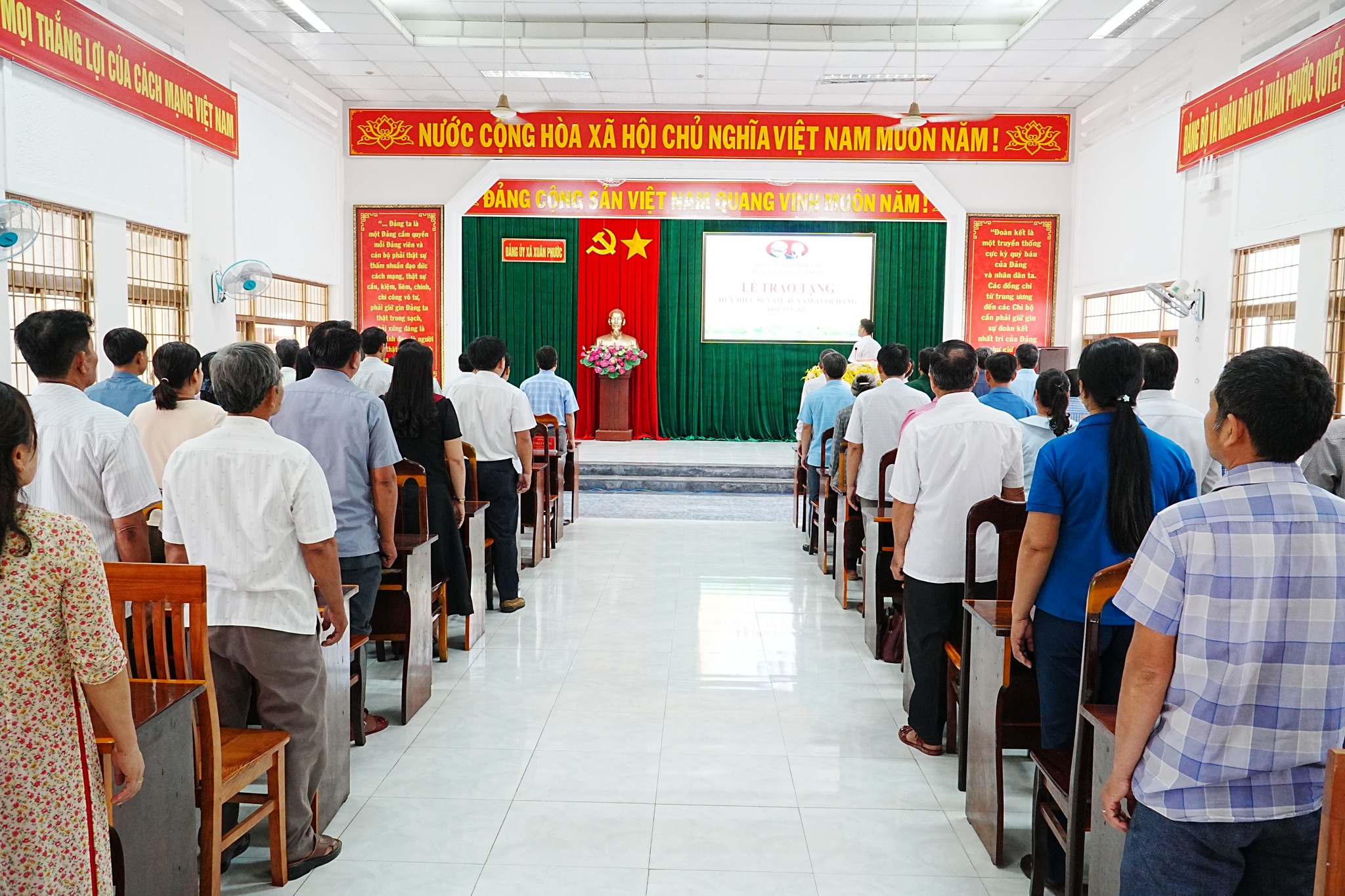 Đảng ủy xã Xuân Phước tổ chức Lễ trao tặng Huy hiệu Đảng đợt 19/5