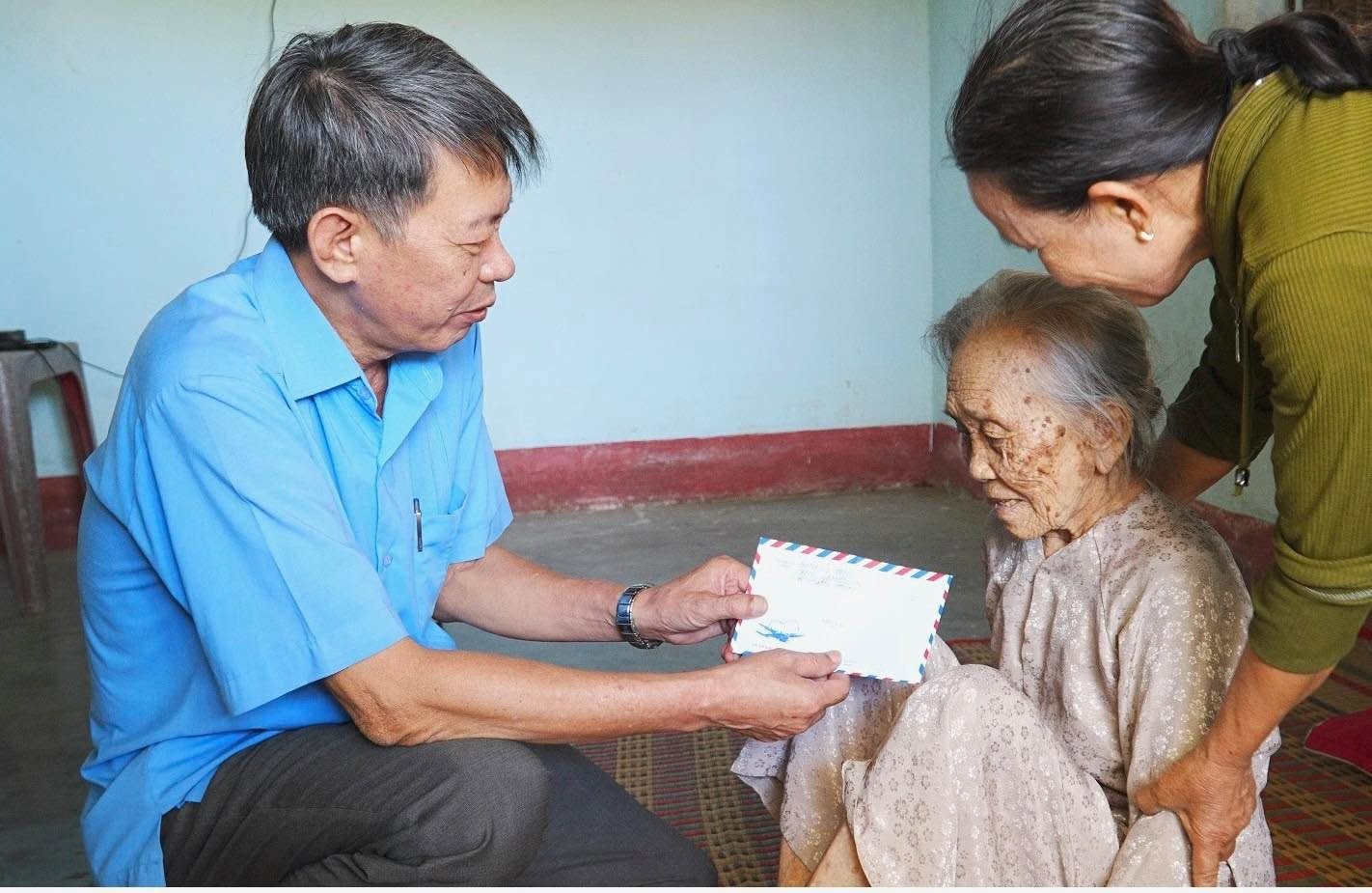 ĐỒNG CHÍ ĐẶNG VĂN TRỌNG - BÍ THƯ ĐẢNG ỦY XÃ THĂM, TẶNG QUÀ GIA ĐÌNH CHÍNH SÁCH NHÂN KỶ NIỆM 79 NĂM NGÀY THƯƠNG BINH - LIỆT SĨ.