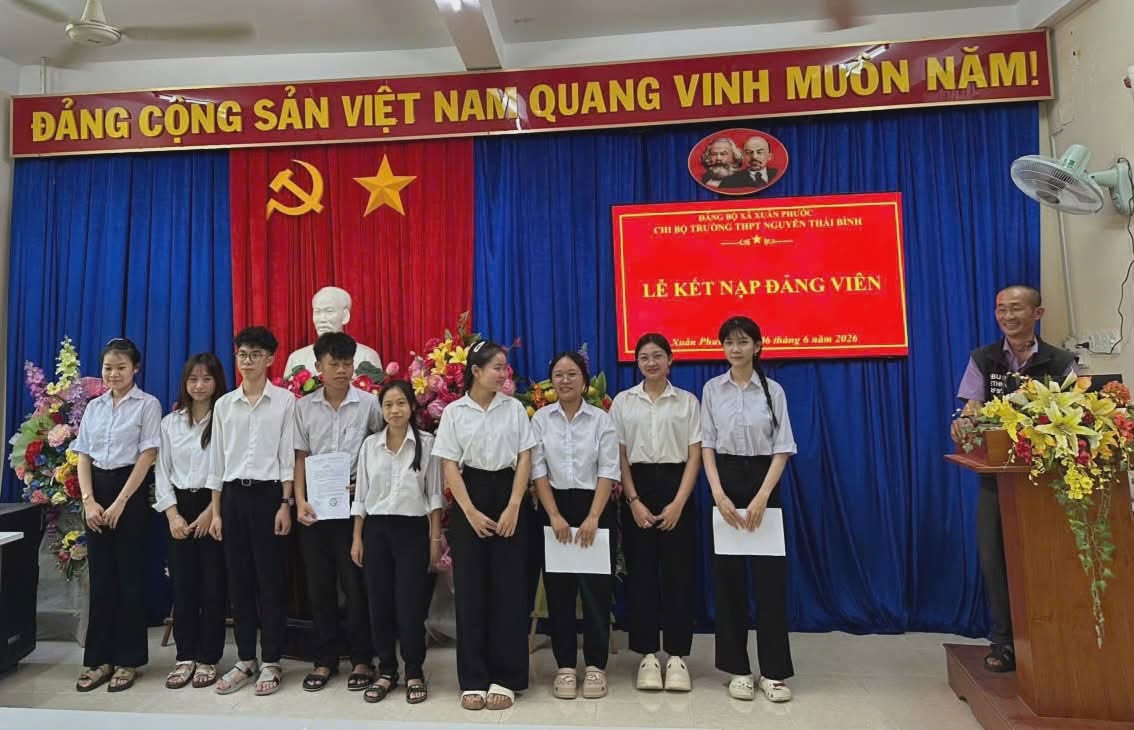 TRƯỜNG THPT NGUYỄN THÁI BÌNH TỔ CHỨC LỄ KẾT NẠP ĐẢNG VIÊN MỚI CHO HỌC SINH ƯU TÚ