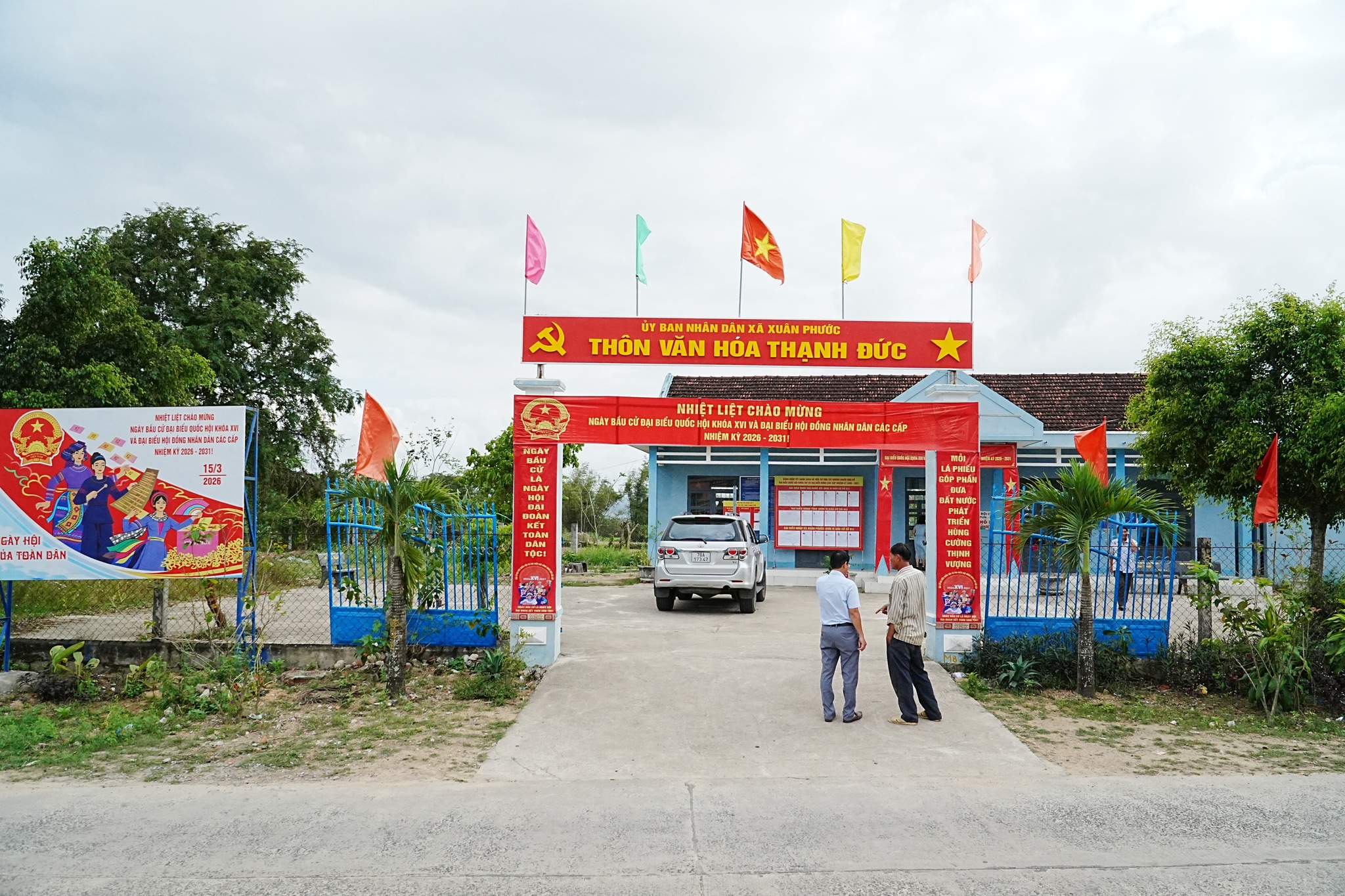 Các đồng chí Lãnh đạo xã kiểm tra công tác chuẩn bị bầu cử trên địa bàn