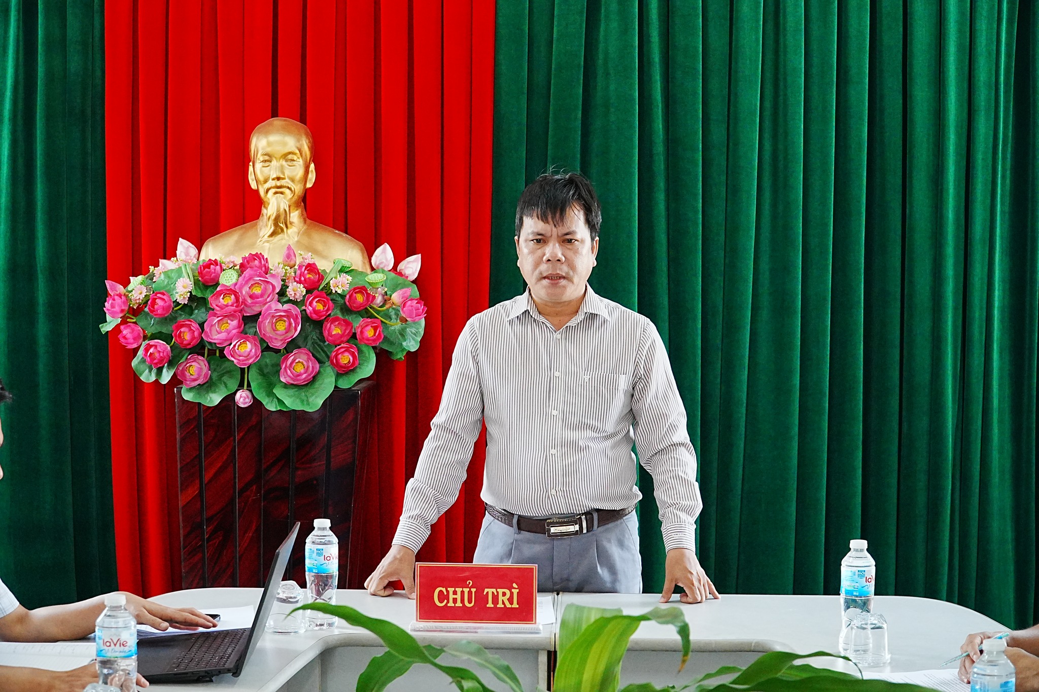 Đồng chí Phó Bí thư Thường trực Đảng ủy xã kiểm tra công tác phòng chống hạn lúa nước vụ đông xuân