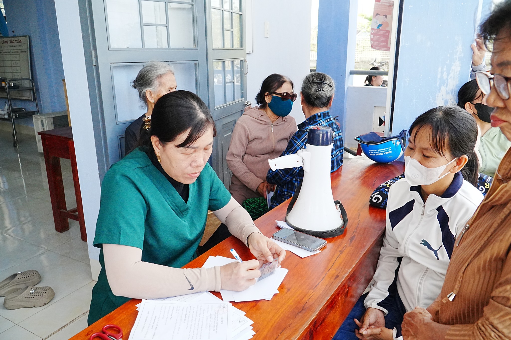 Bệnh Viện Mắt Phú Yên khám, tư vấn mắt miễn phí cho 300 người cao tuổi tại xã Xuân Phước