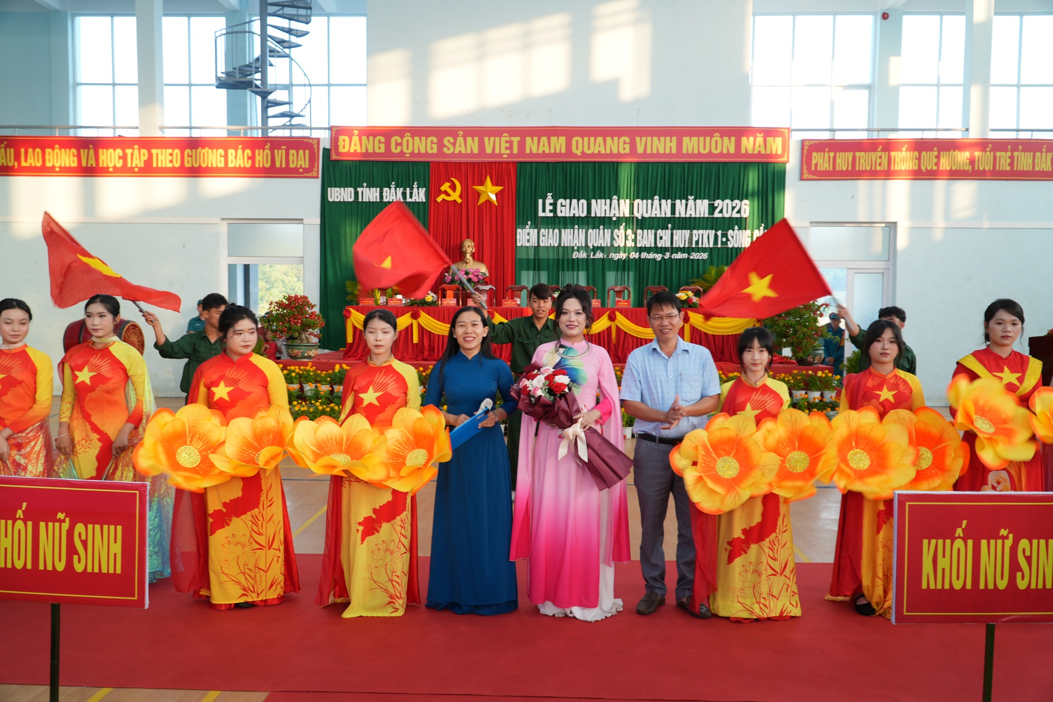 Thanh niên xã Xuân Phước hăng hái lên đường nhập ngũ