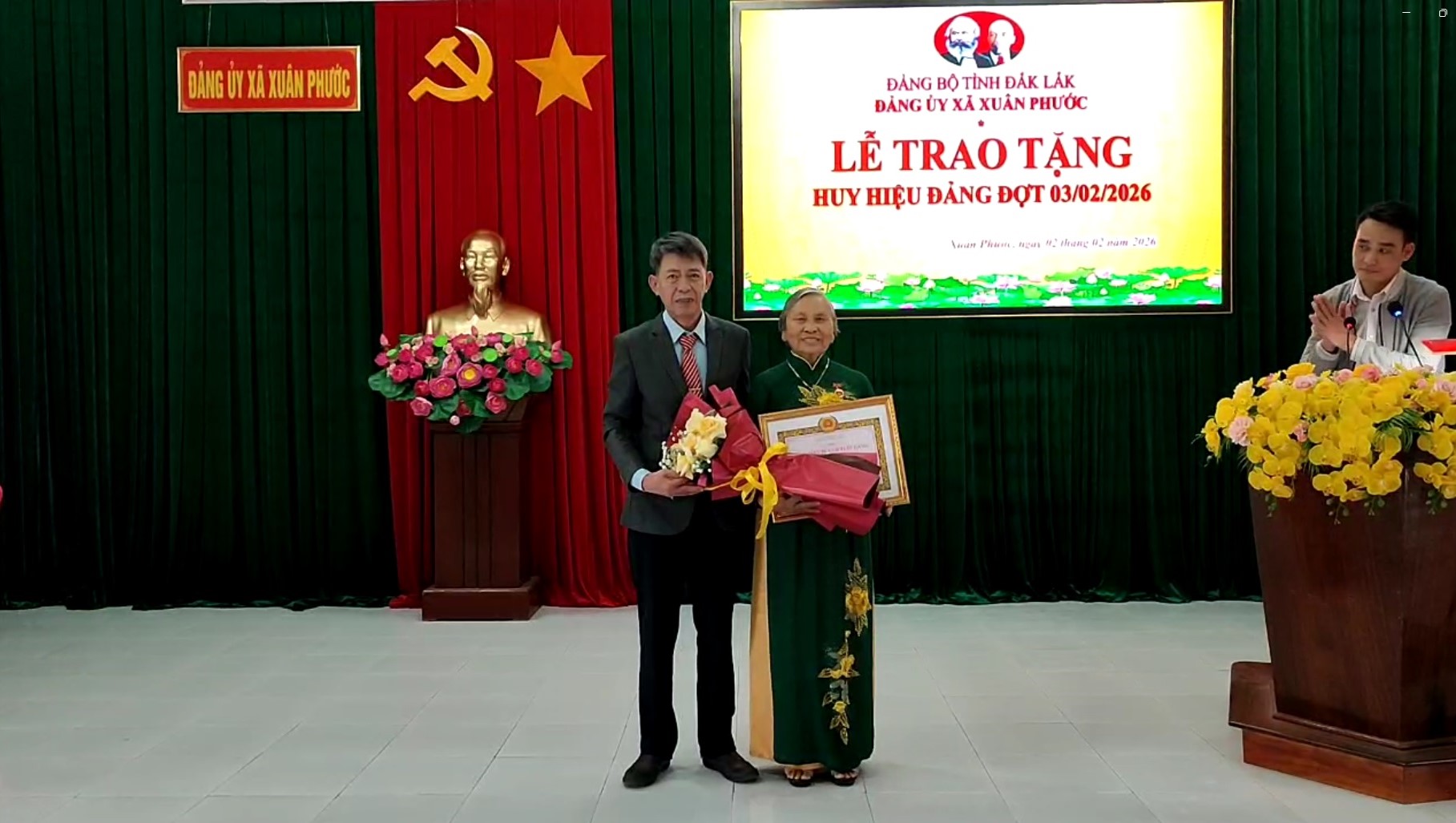 Đảng bộ xã Xuân Phước tổ chức Lễ trao huy hiệu đảng đợt 3/2