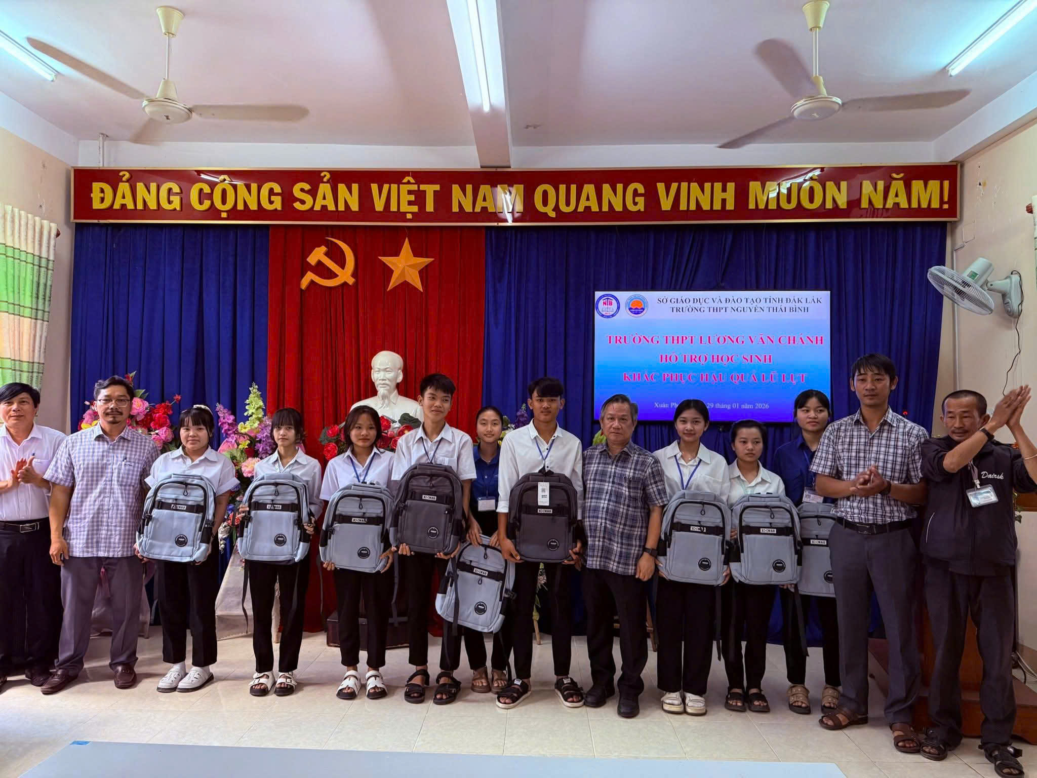 Hiệu trưởng trường THPT chuyên Lương Văn Chánh thăm tặng 310 suất quà cho học sinh và các hộ có hoàn cảnh khó khăn