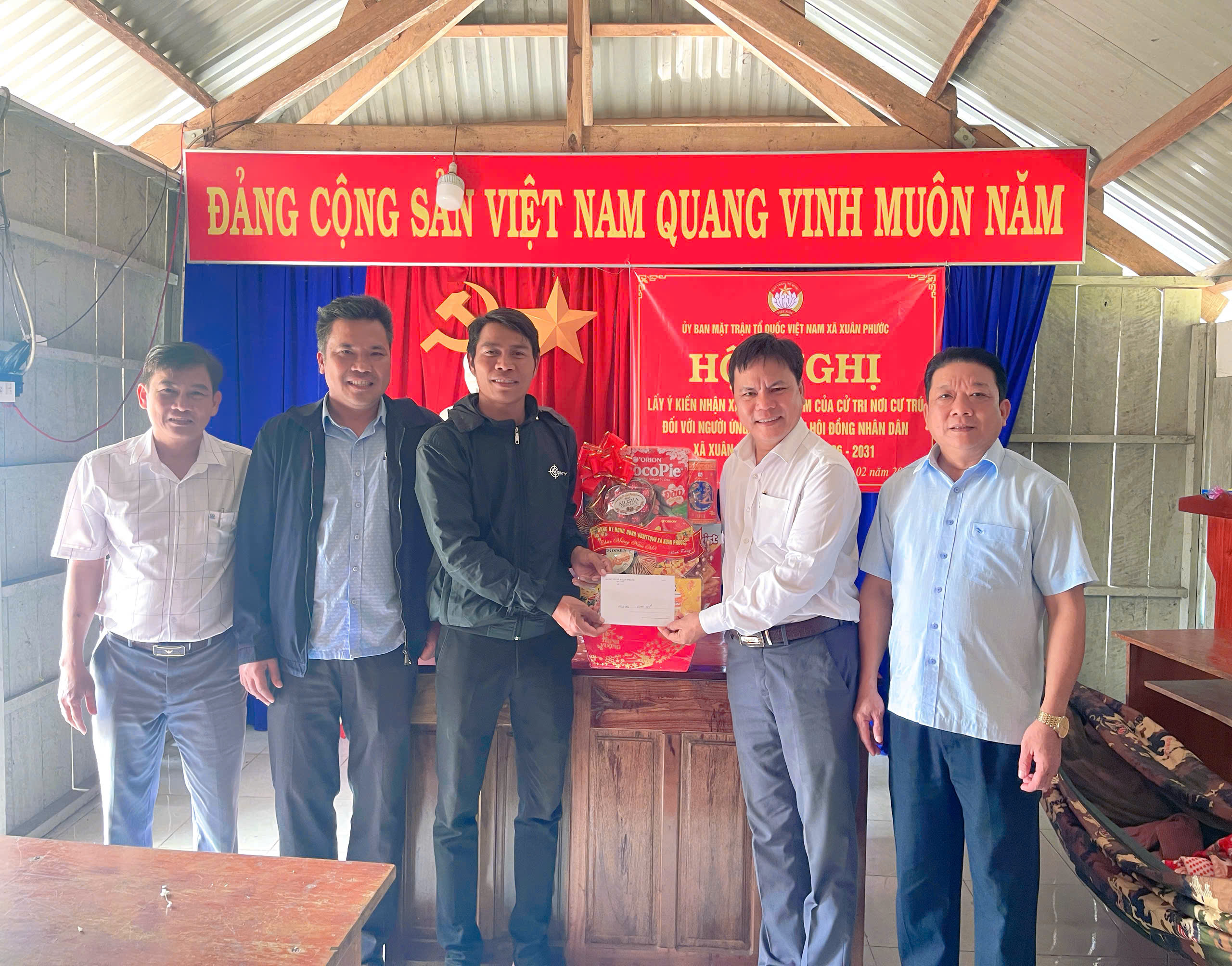 Lãnh đạo xã Xuân Phước đến thăm, tặng quà chúc tết các chi ủy thôn trên địa bàn