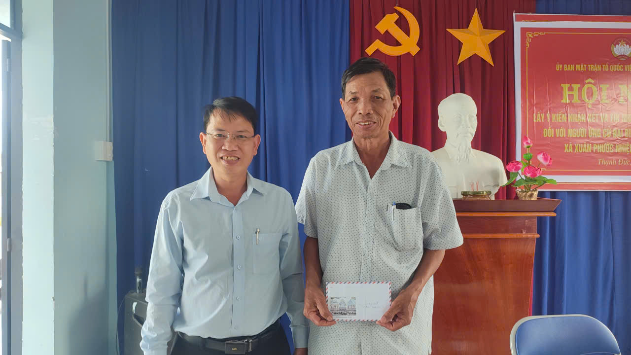 Lãnh đạo xã Xuân Phước đến thăm, tặng quà chúc tết các đơn vị và gia đình chính sách