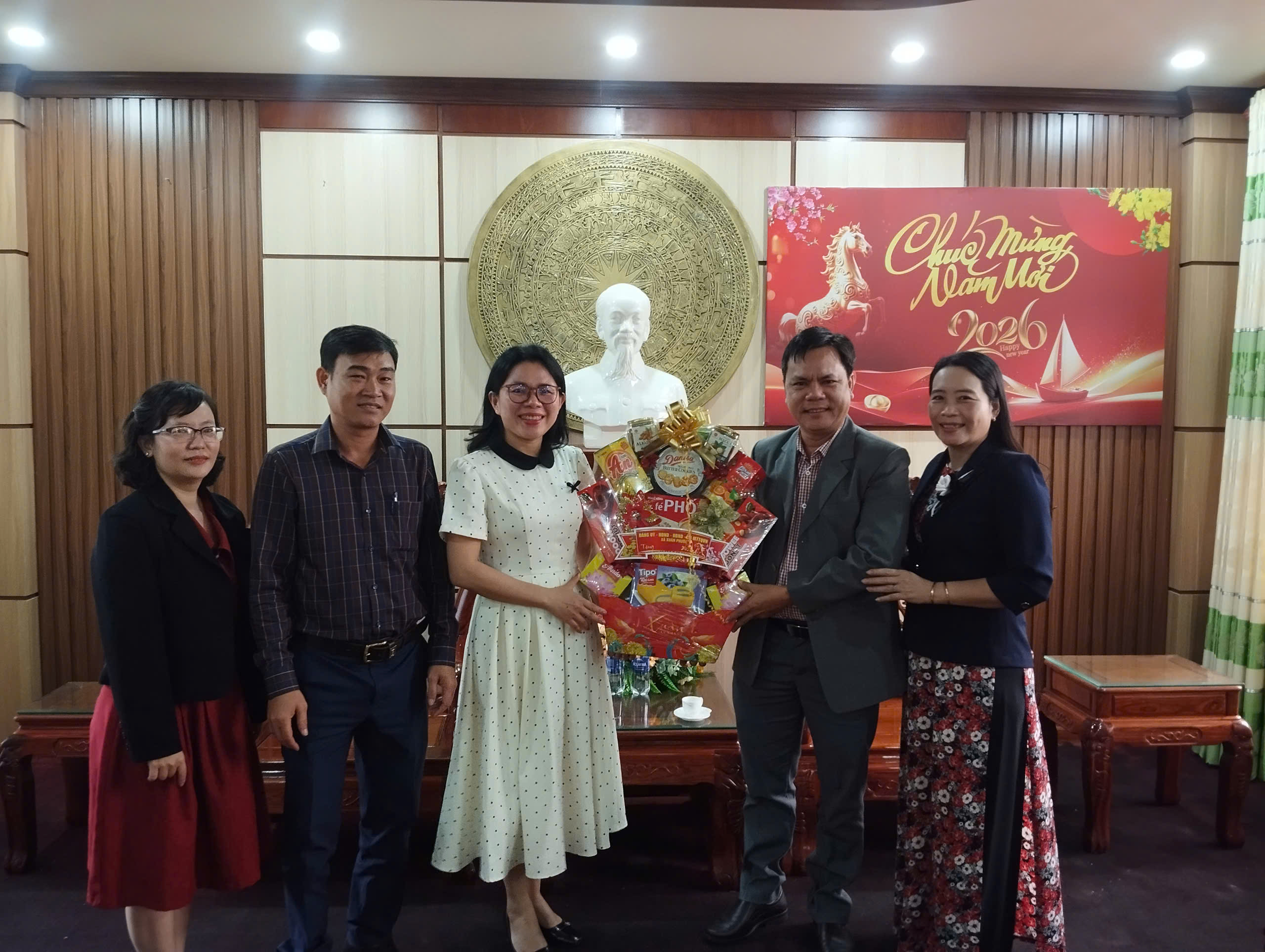 Đồng chí Phó Bí thư Thường trực Đảng ủy xã Xuân Phước thăm chúc Tết các cơ sở tôn giáo và địa phương giáp ranh